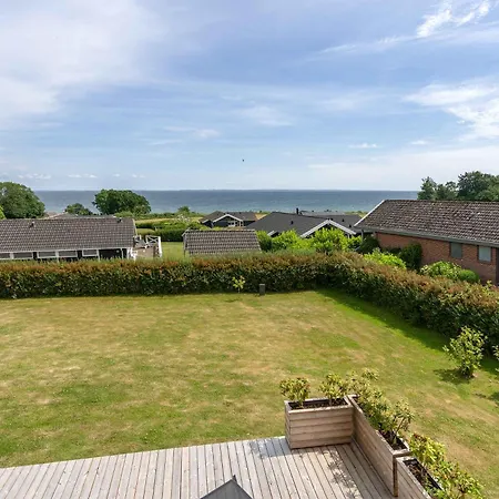 Nyaraló With Sauna, Hot Tub And Sea View